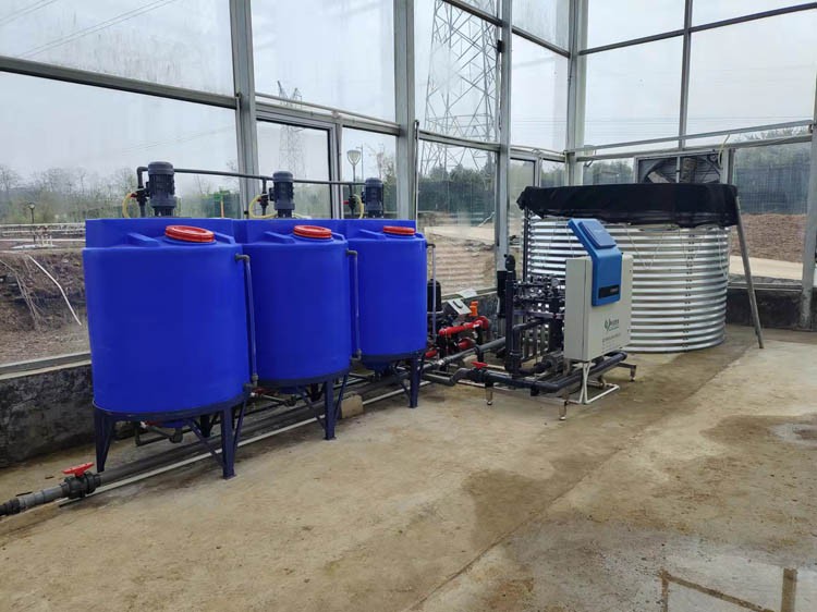 How to maintain the greenhouse during construction